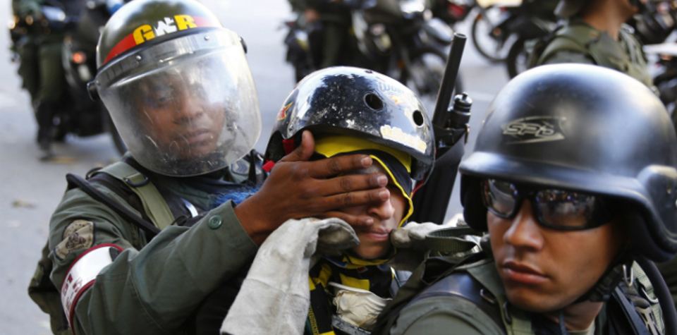 Behind its democratic facade, Maduro’s regime in Venezuela controls the population with authoritarian measures. (La Patilla)