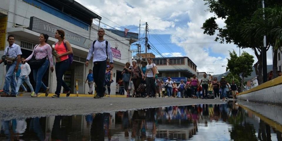Venezuelan citizens crossed the border bridge Sunday Simon Bolivar in San Antonio del Tachira (Venezuela). EFECiudadanos Venezuelans on Sunday crossed the border bridge Simon Bolivar in San Antonio del Tachira (Venezuela). EFE