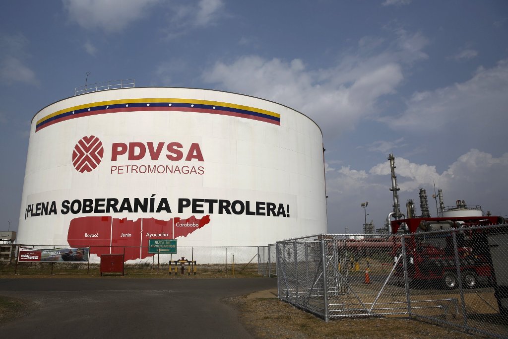  An oil tank is seen at PDVSA's Jose Antonio Anzoategui industrial complex in the state of Anzoategui, April 15, 2015. REUTERS/Carlos Garcia Rawlins 