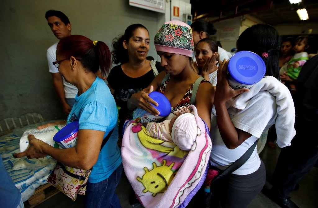  People buy food and other staple goods inside a supermarket in Caracas, Venezuela, June 30, 2016. REUTERS/Mariana Bazo 