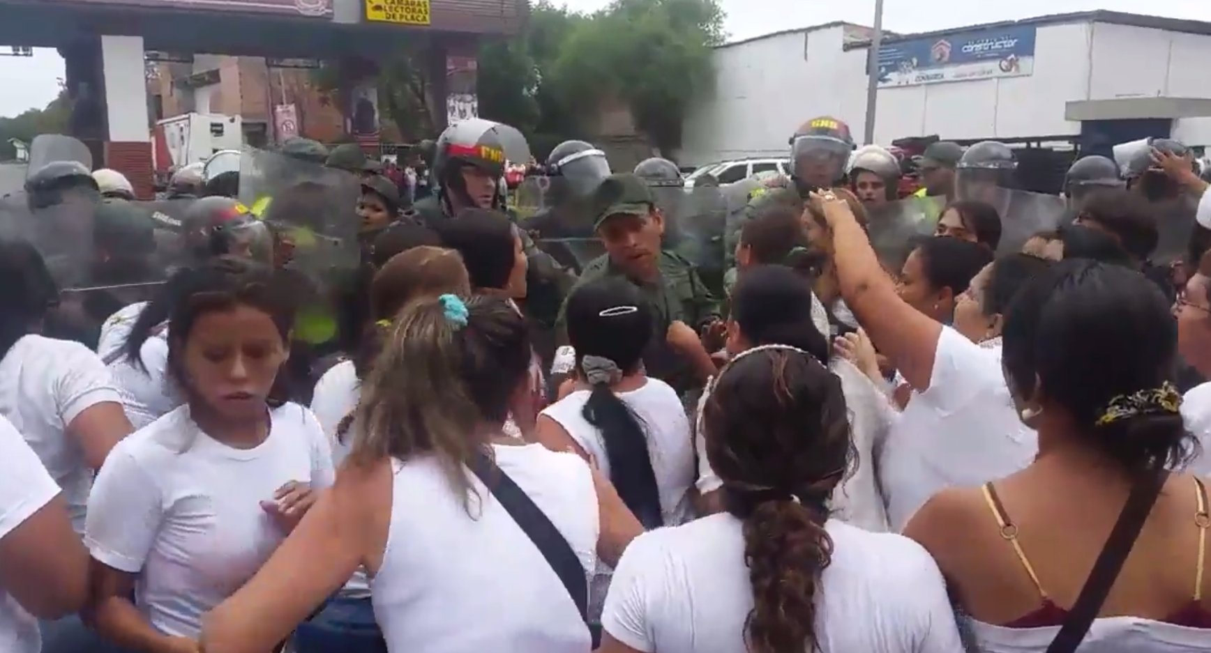  Women confront Venezuelan national guardsmen at a crossing point on Venezuela's border with Colombia. Twitter/@Unaybayona 