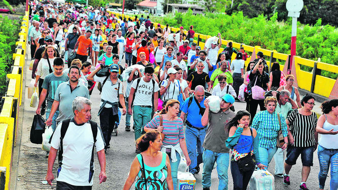 In Venezuelans lines at supermarket can go on for up to 8 hours a day. Last weekend, thousands crossed into Colombia to  buy basic food and commodities. Photo Prensa.com