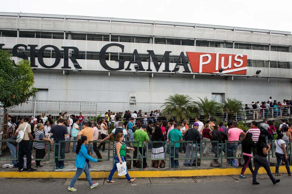 Lines at Venezuelan supermarkets keep growing as the economic crisis worsens.  AFP PHOTO/FEDERICO PARRA