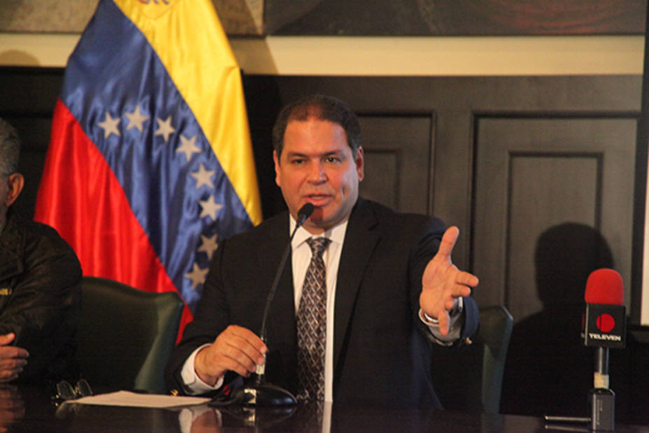 The head of the Congress Foreign Committee, opposition deputy Luis Florido, said the government of President Nicolás Maduro “turns its back on Venezuelans” by wasting more than USD 120 million in the 17th Non-Aligned Movement Summit