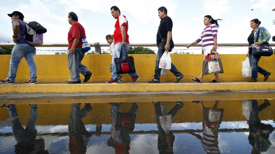 Around 92 percent of Venezuelans coming into de country do it for food, cleaning products and medicine, which are all scarce in their country (El Confidencial)